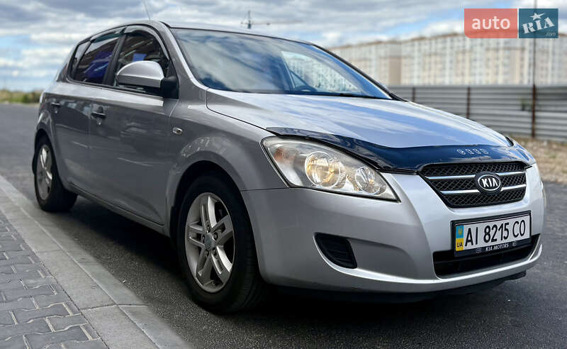 Хэтчбек Kia Ceed 2008 в 
