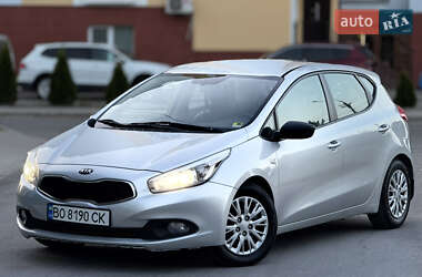 Хэтчбек Kia Ceed 2012 в 