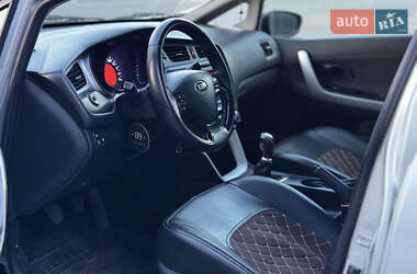 Хэтчбек Kia Ceed 2012 в 