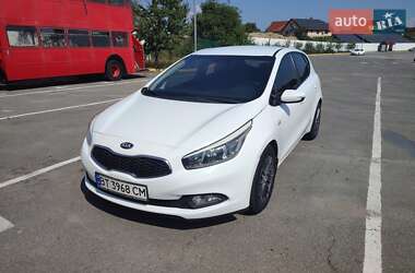 Хэтчбек Kia Ceed 2012 в 