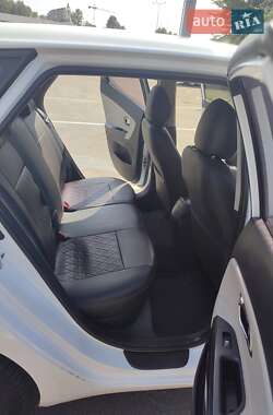 Хэтчбек Kia Ceed 2012 в 