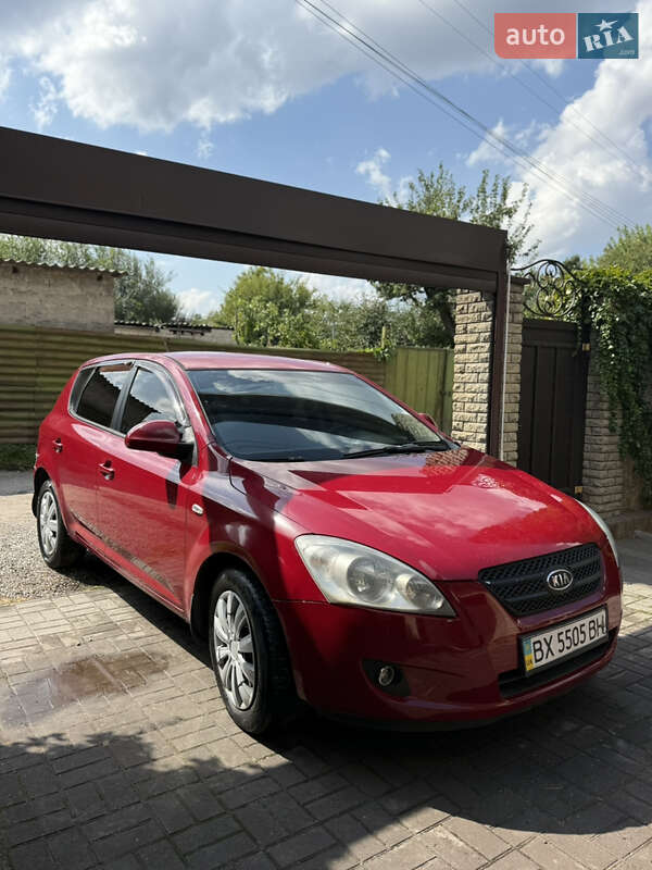 Хэтчбек Kia Ceed 2007 в 