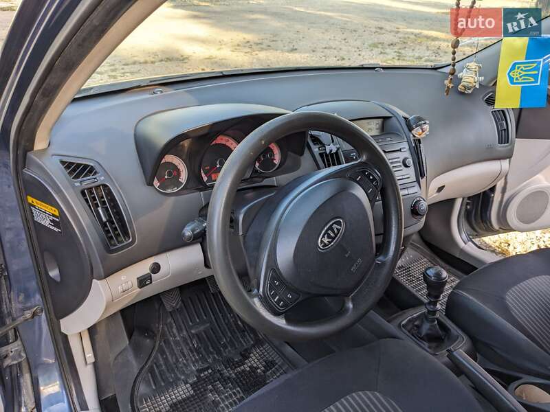 Хэтчбек Kia Ceed 2007 в Новояворовске