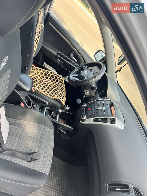 Универсал Kia Ceed 2010 в Радомышле