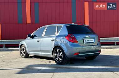 Хэтчбек Kia Ceed 2007 в 