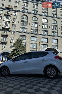 Хэтчбек Kia Ceed 2013 в 