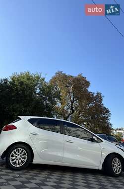 Хэтчбек Kia Ceed 2013 в 