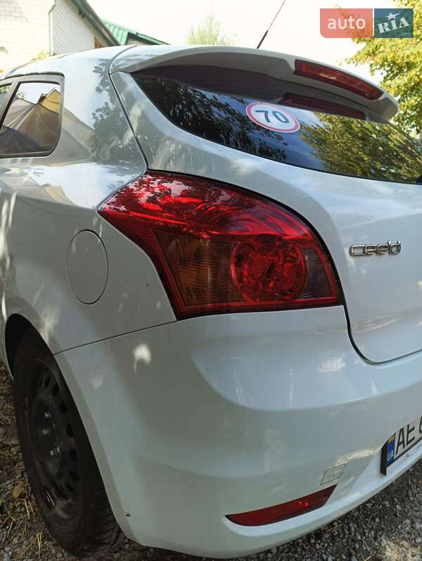 Хэтчбек Kia Ceed 2008 в Днепре