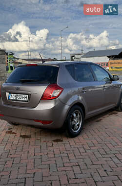Хэтчбек Kia Ceed 2011 в 