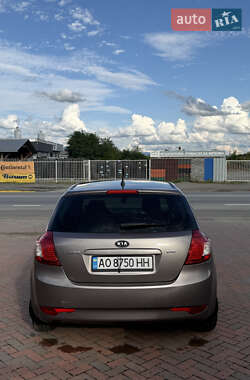 Хэтчбек Kia Ceed 2011 в 