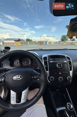 Хэтчбек Kia Ceed 2011 в 