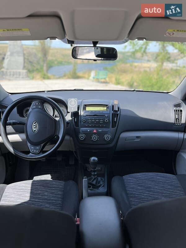 Хэтчбек Kia Ceed 2008 в Южноукраинске