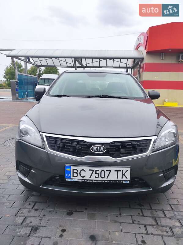 Хэтчбек Kia Ceed 2011 в 