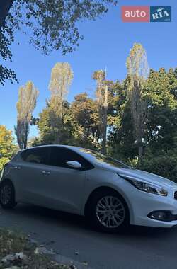 Хэтчбек Kia Ceed 2013 в 