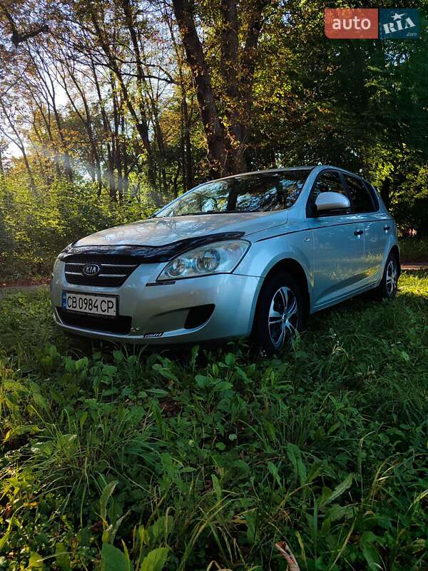 Хэтчбек Kia Ceed 2008 в 