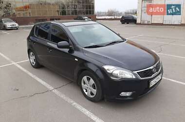 Хэтчбек Kia Ceed 2011 в 