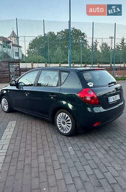 Хэтчбек Kia Ceed 2009 в 