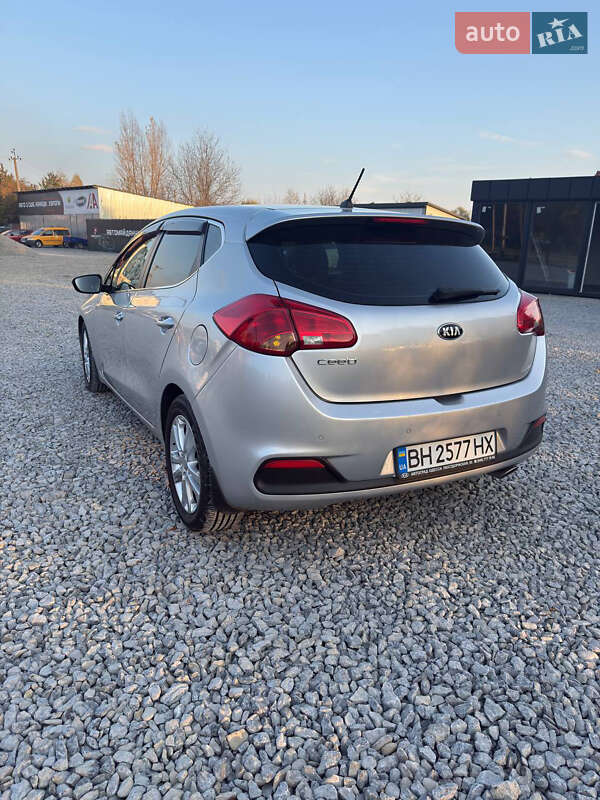 Хэтчбек Kia Ceed 2013 в Черновцах