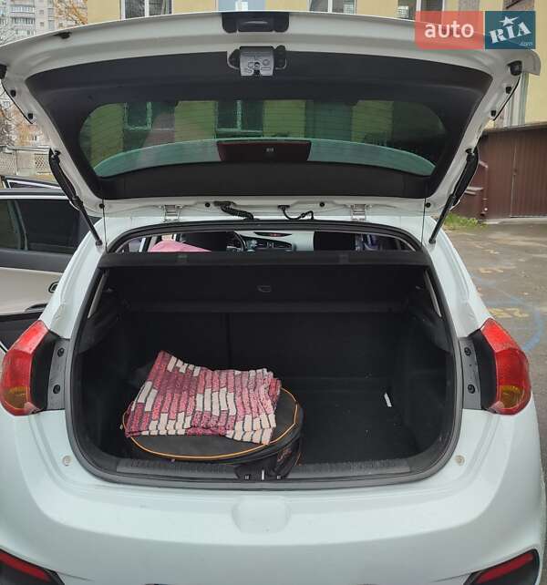 Хетчбек Kia Ceed 2012 в Києві фото 12 Хетчбек Kia Ceed 2012 в Києві