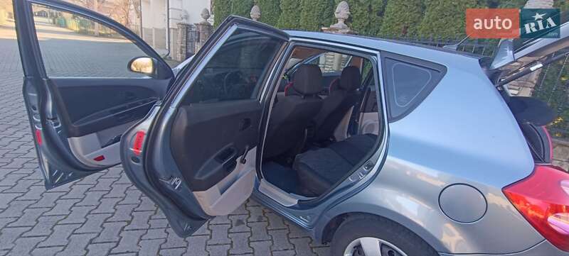 Хэтчбек Kia Ceed 2008 в Надворной