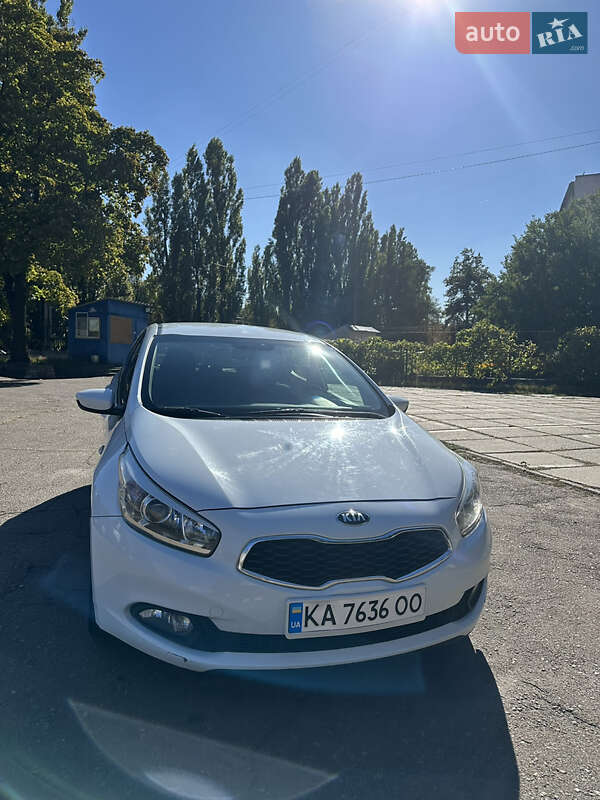 Хетчбек Kia Ceed 2015 в Києві фото 3 Хетчбек Kia Ceed 2015 в Києві