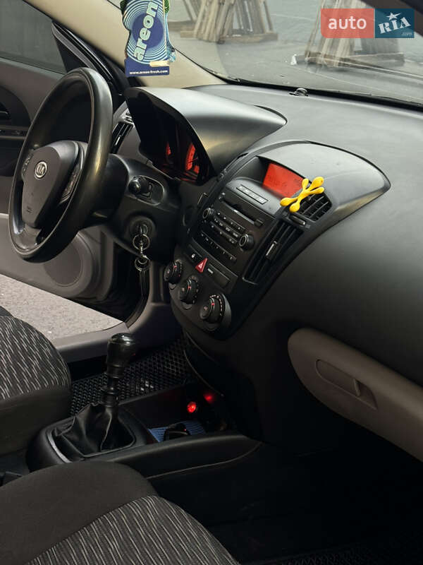 Хэтчбек Kia Ceed 2008 в Киеве