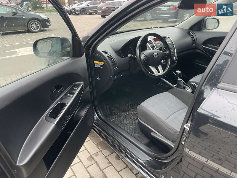 Хэтчбек Kia Ceed 2010 в Луцке