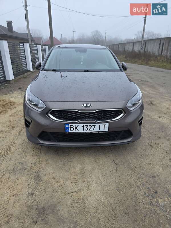 Хэтчбек Kia Ceed 2019 в Сарнах