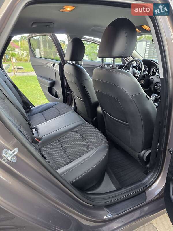 Хэтчбек Kia Ceed 2019 в Сарнах