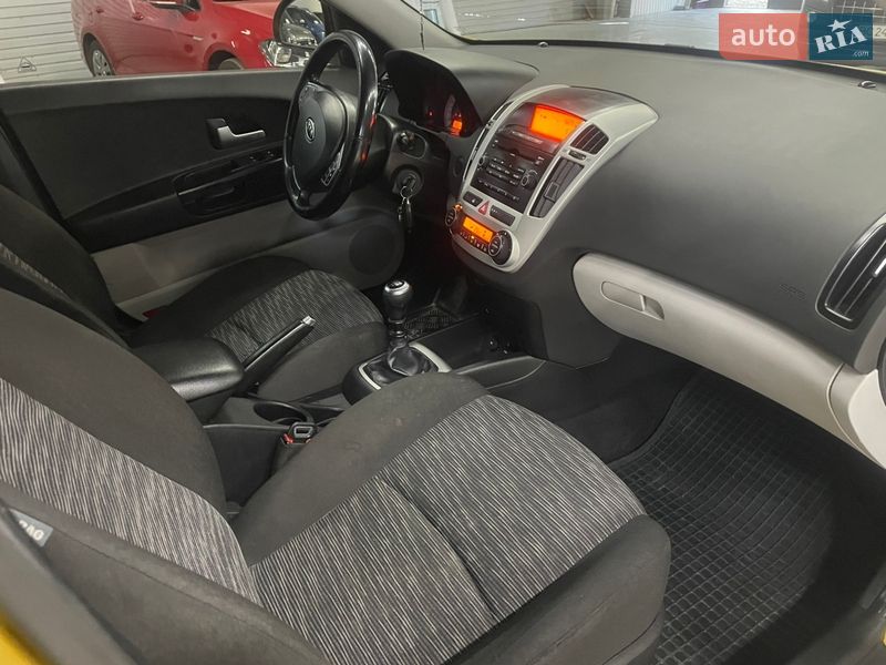 Хэтчбек Kia Ceed 2008 в Стрые