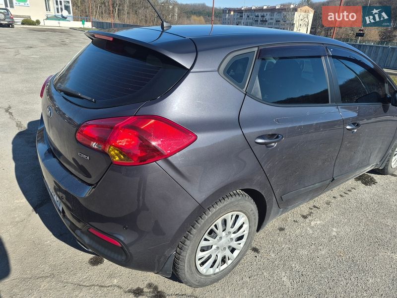 Хэтчбек Kia Ceed 2015 в Обухове