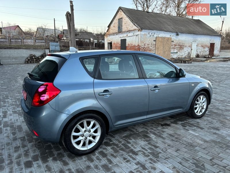 Хэтчбек Kia Ceed 2008 в Хороле