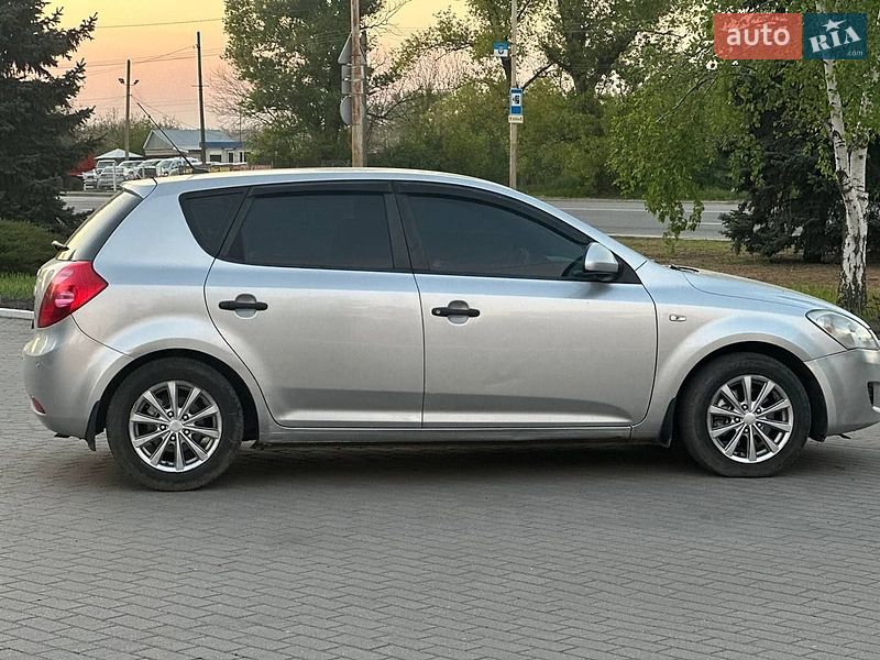 Хэтчбек Kia Ceed 2008 в Павлограде