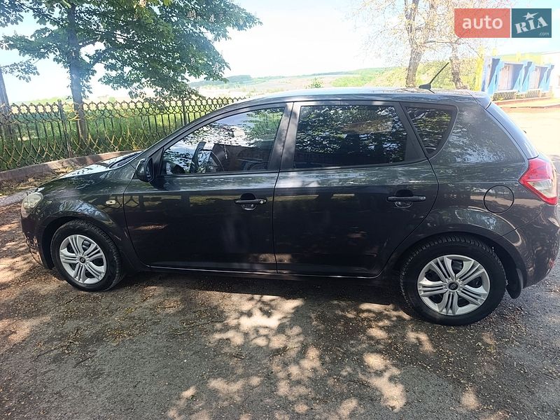 Хэтчбек Kia Ceed 2012 в Рогатине