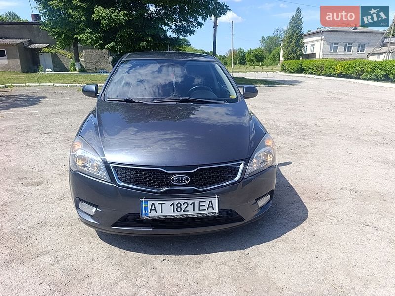Хэтчбек Kia Ceed 2012 в Рогатине