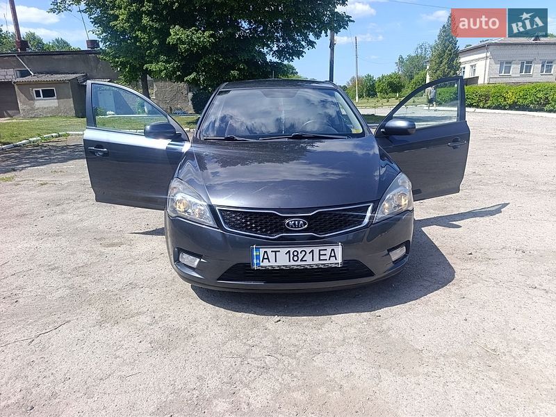 Хэтчбек Kia Ceed 2012 в Рогатине