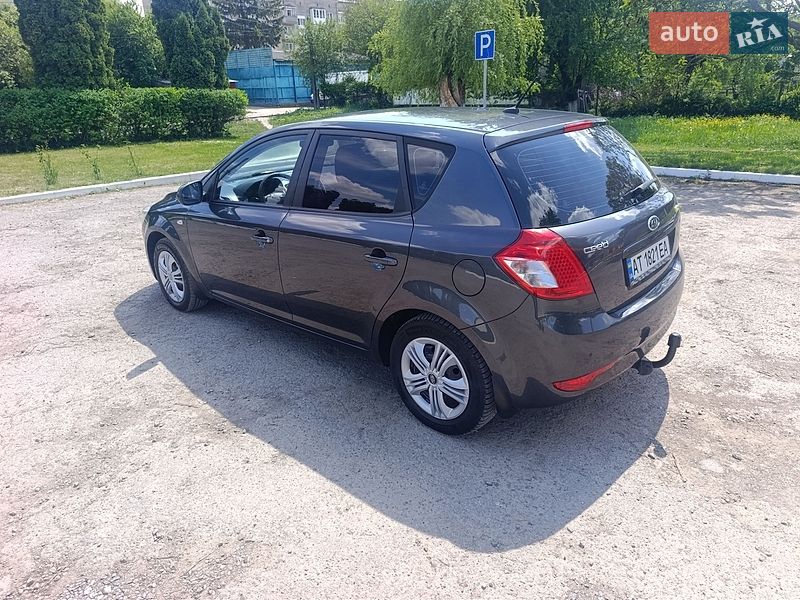 Хэтчбек Kia Ceed 2012 в Рогатине