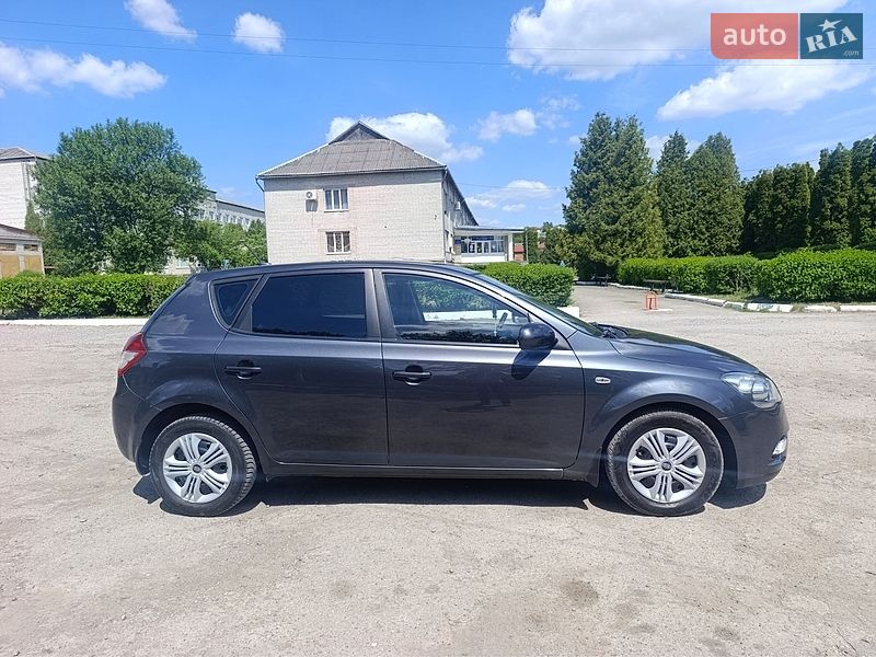 Хэтчбек Kia Ceed 2012 в Рогатине