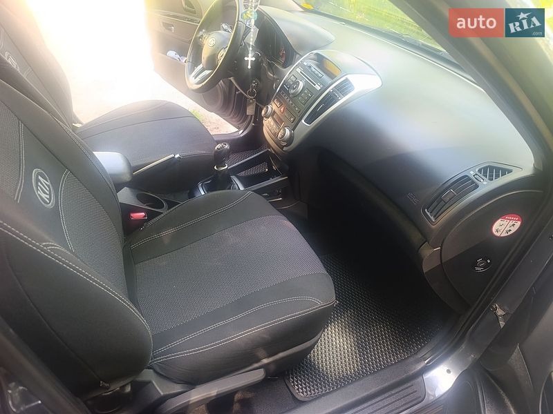 Хэтчбек Kia Ceed 2012 в Рогатине