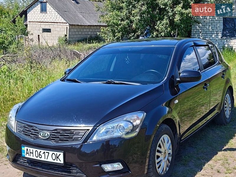 Хэтчбек Kia Ceed 2010 в Изюме