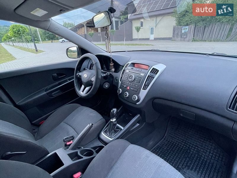 Хэтчбек Kia Ceed 2010 в Сваляве