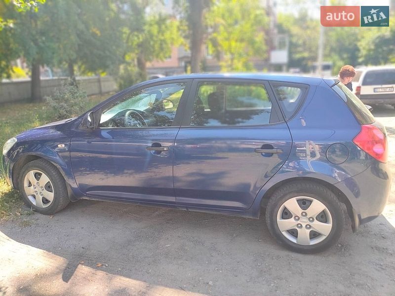 Хэтчбек Kia Ceed 2008 в Светловодске