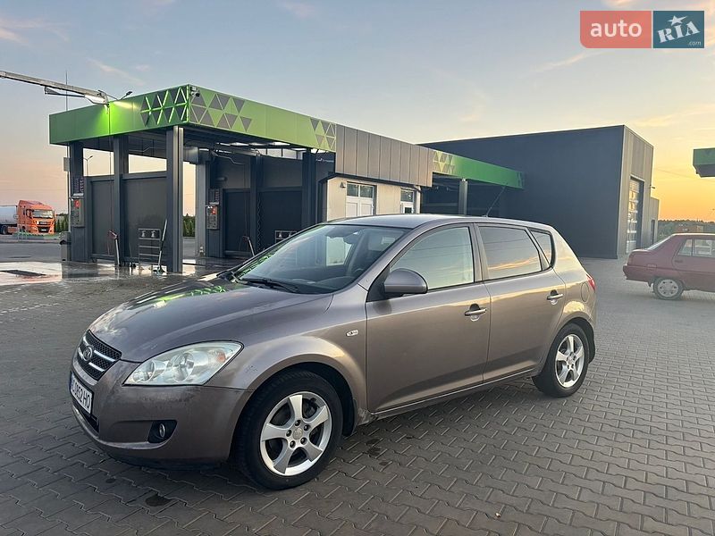 Хэтчбек Kia Ceed 2008 в Луцке