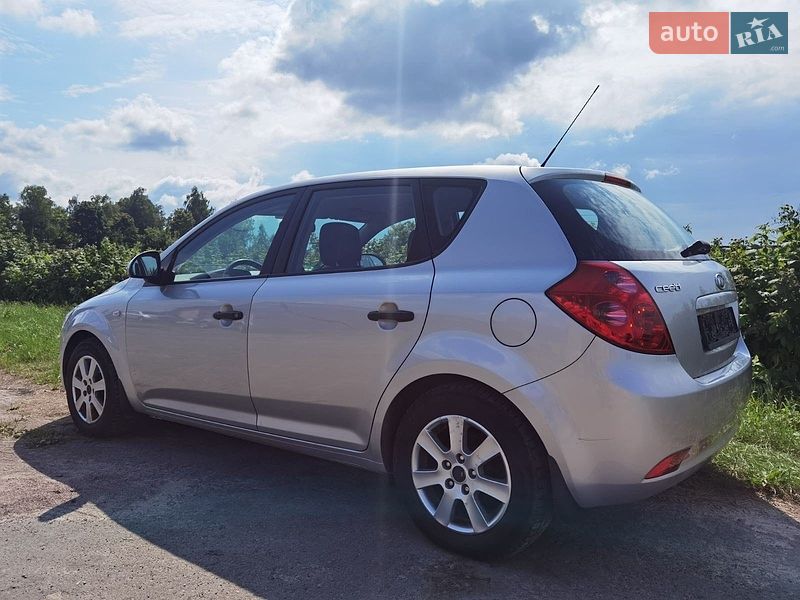 Хэтчбек Kia Ceed 2007 в Сарнах