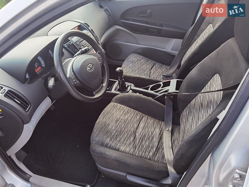 Хэтчбек Kia Ceed 2007 в Сарнах