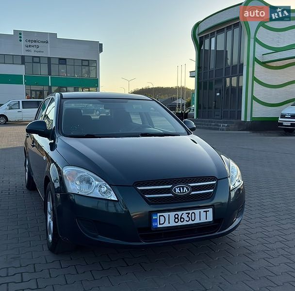 Хэтчбек Kia Ceed 2009 в Нововолынске