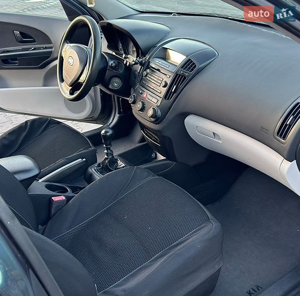 Хэтчбек Kia Ceed 2009 в Нововолынске