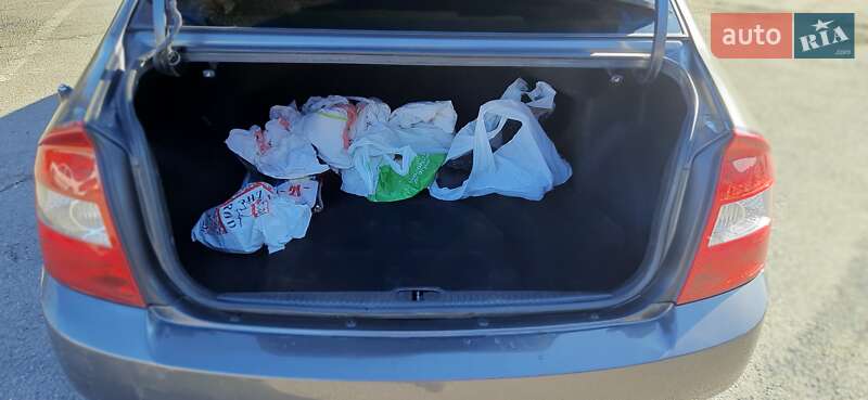 Седан Kia Cerato 2005 в Ужгороде