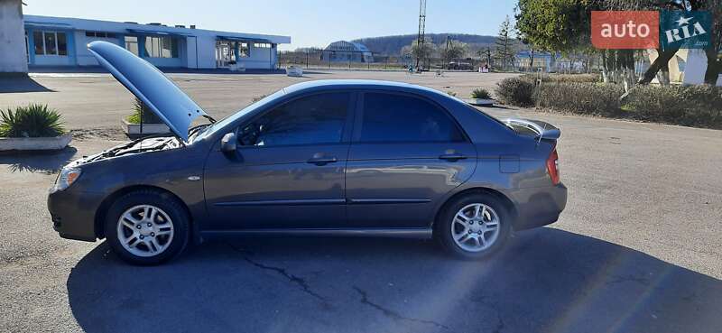 Седан Kia Cerato 2005 в Ужгороде