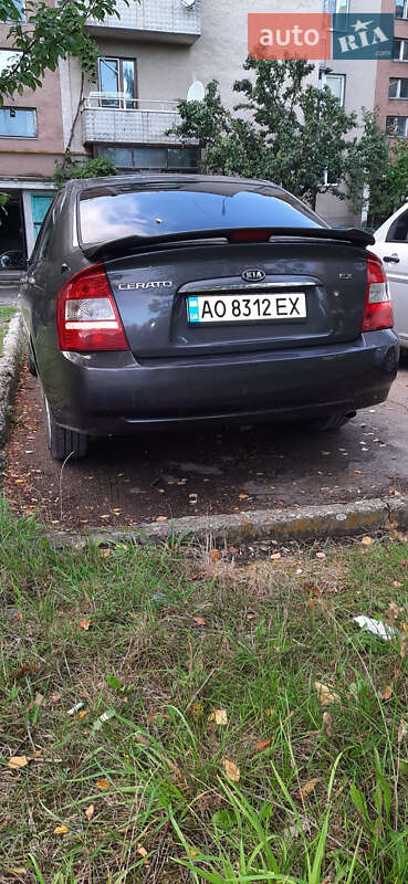 Седан Kia Cerato 2005 в Ужгороде